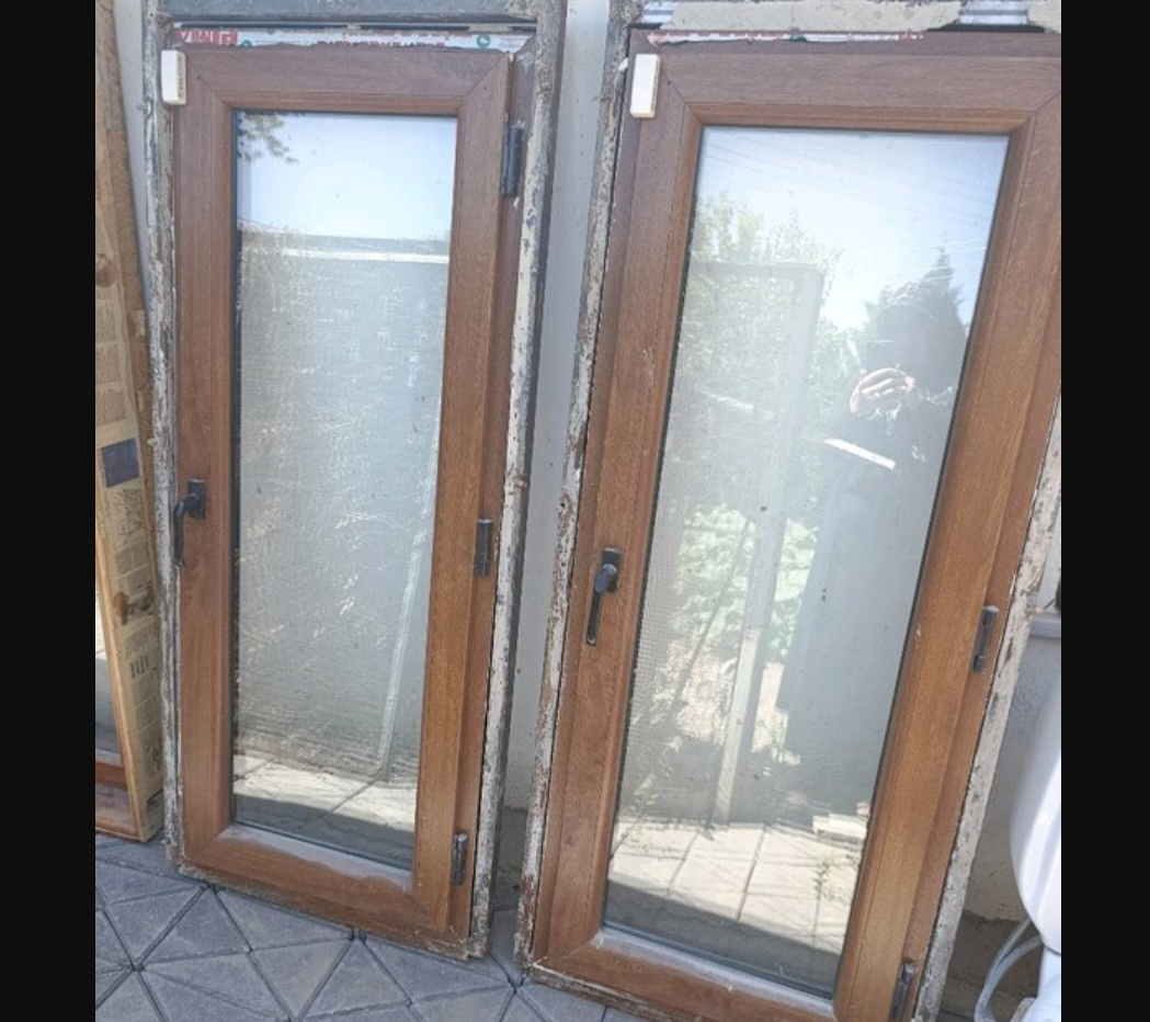 İki adet Kompen cam pencere
